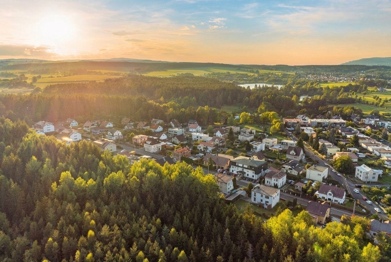 Letecký pohled na Mariánské Lázně — Hamrníky při západu slunce