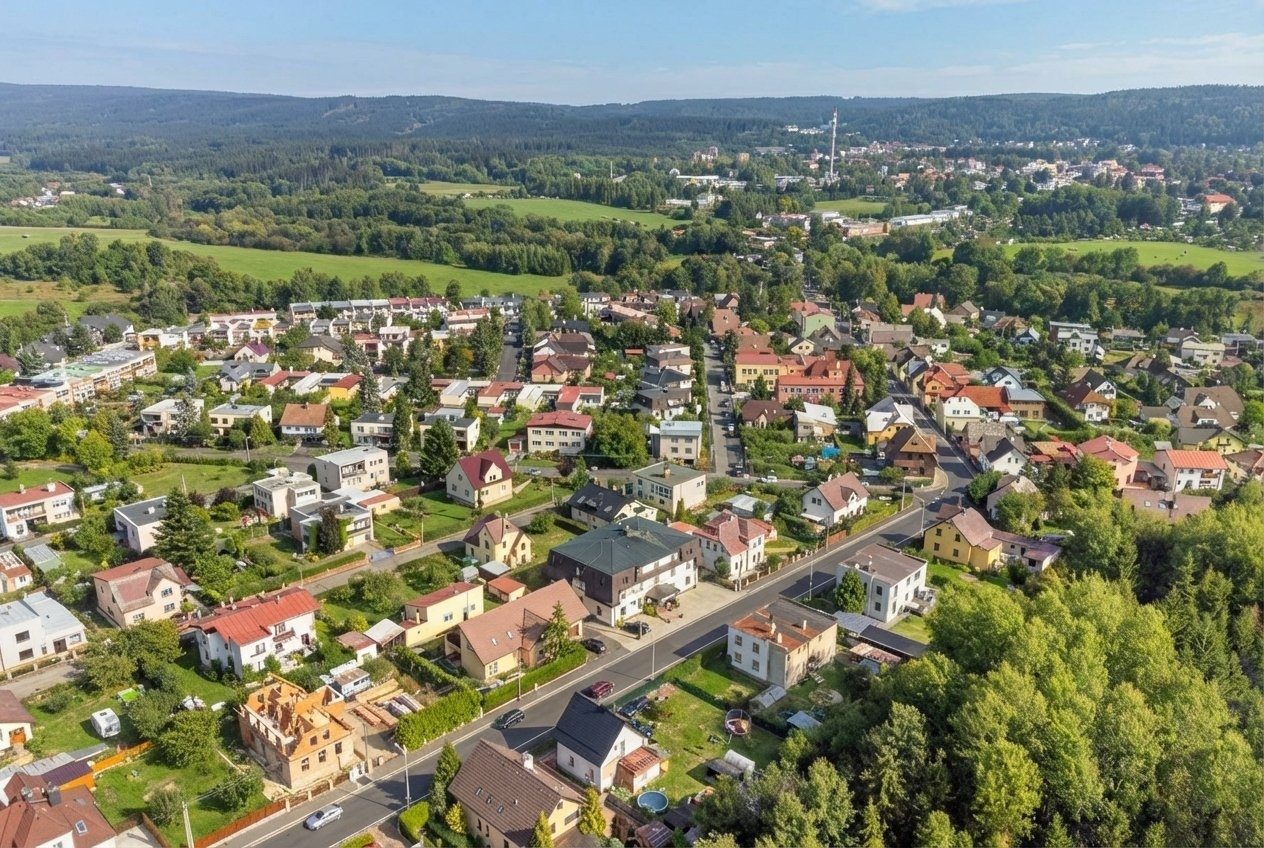 Letecký pohled na Hamrníky — klidná vilová část Mariánských Lázní
