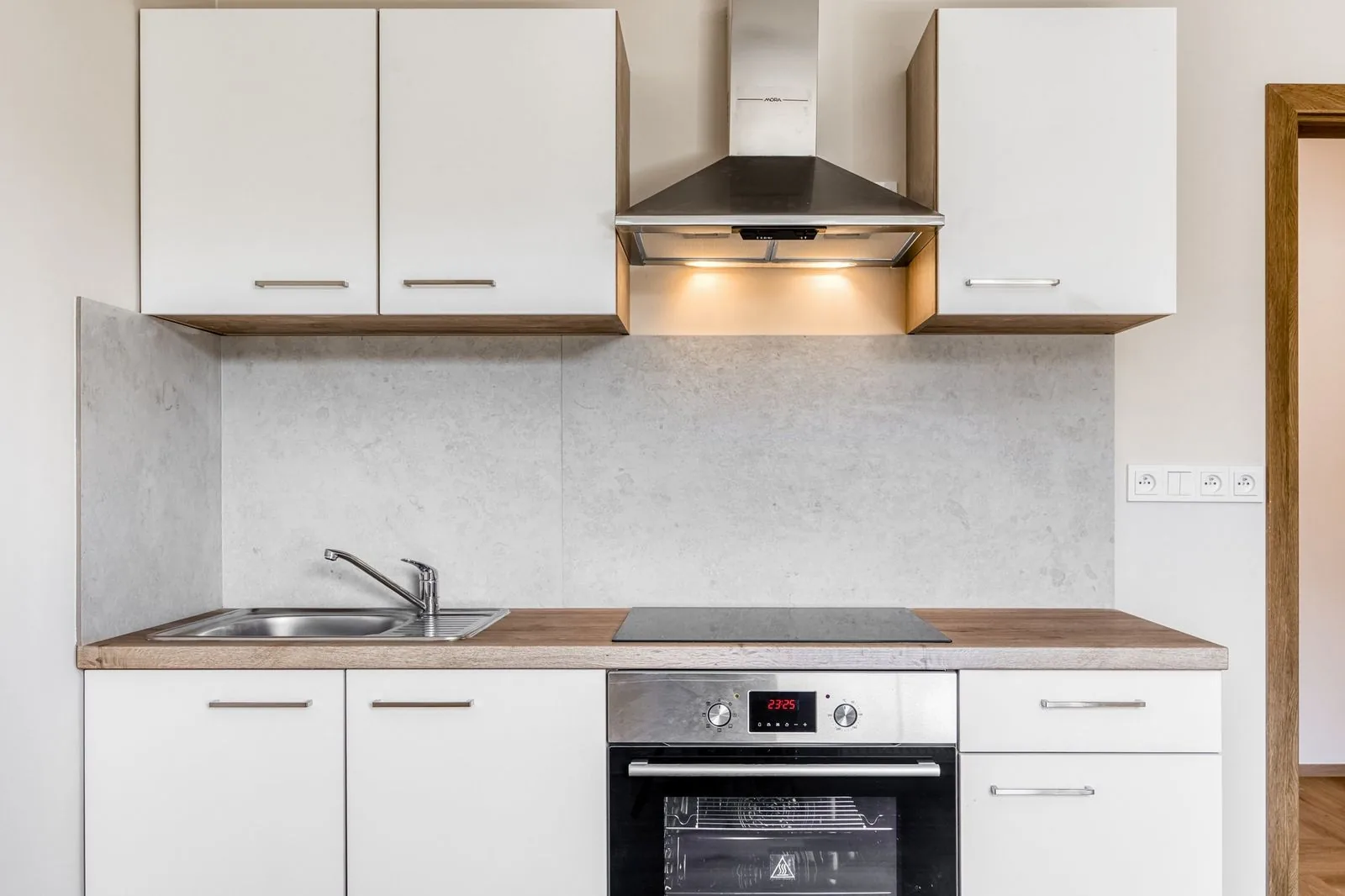 Kuchyňská linka 195 cm — indukční deska, trouba a odsavač MORA